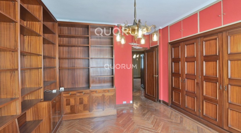 Vivienda Señorial Con Vistas a la Plaza Móyúa Para Reformar