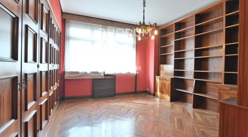 Vivienda Señorial Con Vistas a la Plaza Móyúa Para Reformar