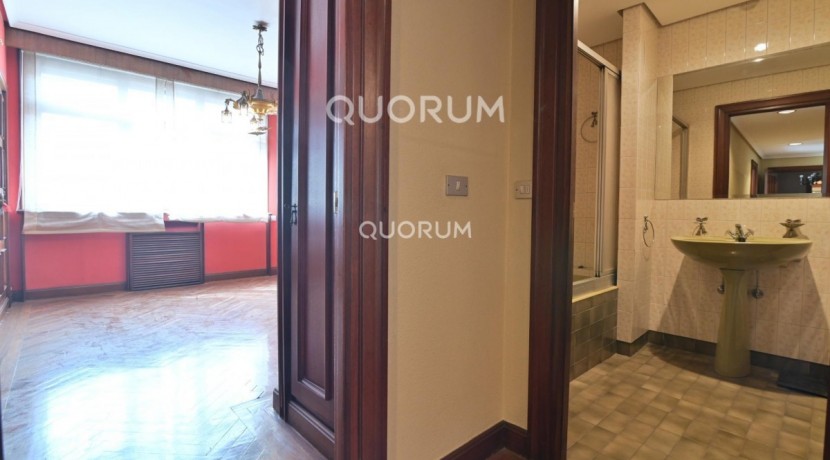 Vivienda Señorial Con Vistas a la Plaza Móyúa Para Reformar
