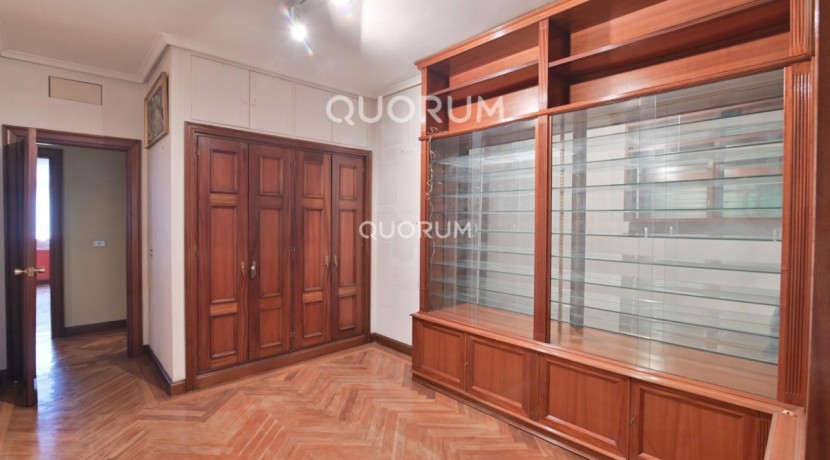 Vivienda Señorial Con Vistas a la Plaza Móyúa Para Reformar