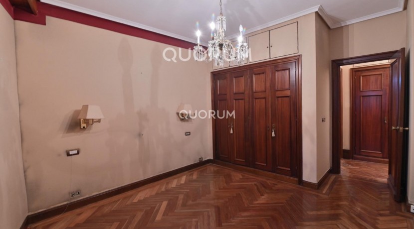 Vivienda Señorial Con Vistas a la Plaza Móyúa Para Reformar
