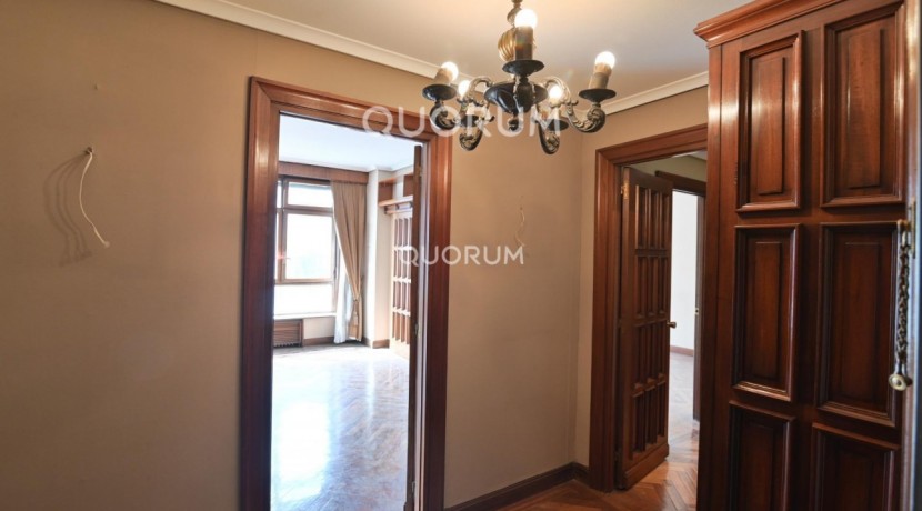 Vivienda Señorial Con Vistas a la Plaza Móyúa Para Reformar