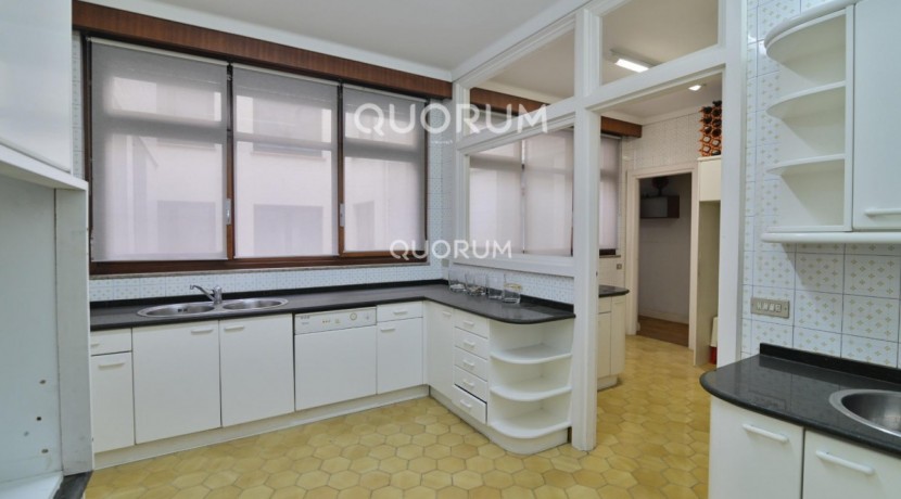 Vivienda Señorial Con Vistas a la Plaza Móyúa Para Reformar