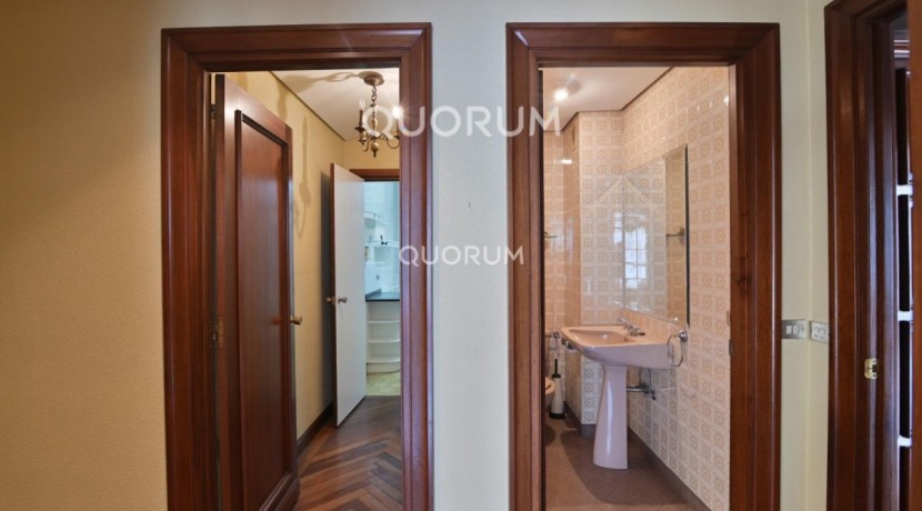 Vivienda Señorial Con Vistas a la Plaza Móyúa Para Reformar
