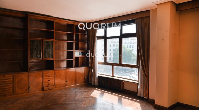 Vivienda Señorial Con Vistas a la Plaza Móyúa Para Reformar