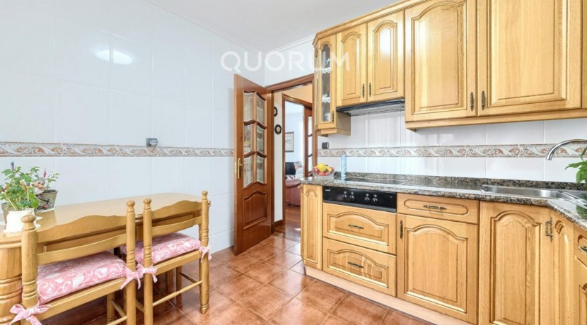 Adosado PARA ENTRAR A VIVIR De 4 Dorm. y 3 Baños Con Amplia Terraza y Garaje En Zona San Miguel
