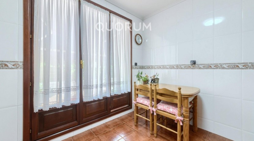 Adosado PARA ENTRAR A VIVIR De 4 Dorm. y 3 Baños Con Amplia Terraza y Garaje En Zona San Miguel