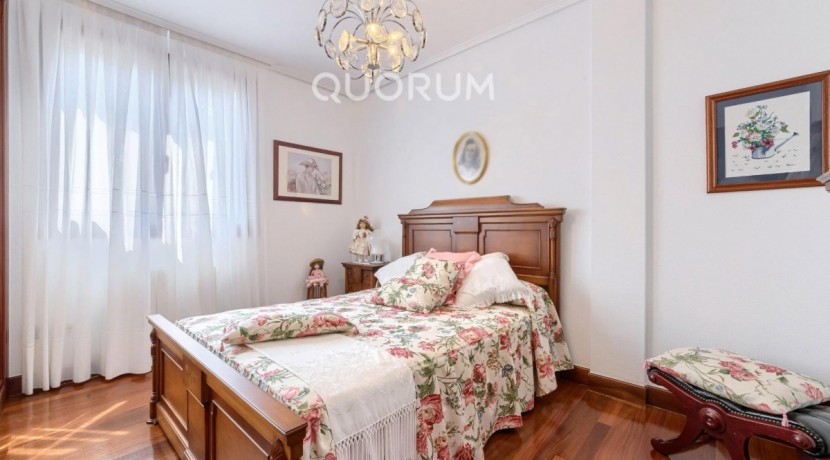 Adosado PARA ENTRAR A VIVIR De 4 Dorm. y 3 Baños Con Amplia Terraza y Garaje En Zona San Miguel
