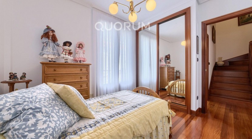 Adosado PARA ENTRAR A VIVIR De 4 Dorm. y 3 Baños Con Amplia Terraza y Garaje En Zona San Miguel