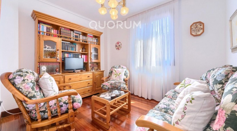 Adosado PARA ENTRAR A VIVIR De 4 Dorm. y 3 Baños Con Amplia Terraza y Garaje En Zona San Miguel