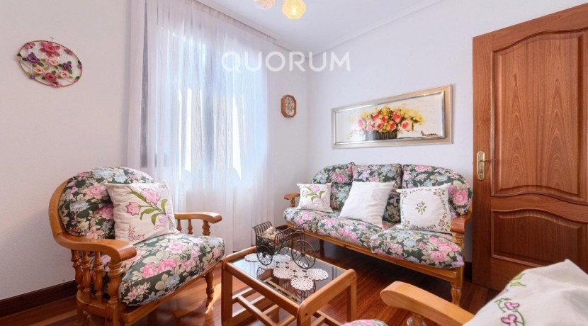 Adosado PARA ENTRAR A VIVIR De 4 Dorm. y 3 Baños Con Amplia Terraza y Garaje En Zona San Miguel