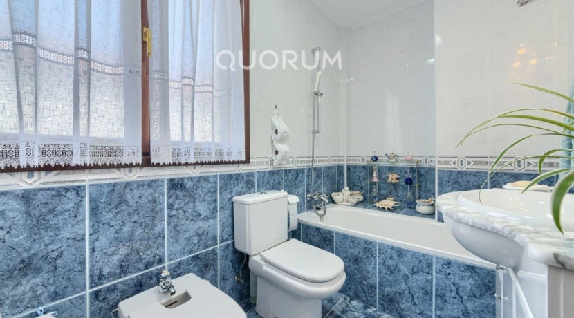 Adosado PARA ENTRAR A VIVIR De 4 Dorm. y 3 Baños Con Amplia Terraza y Garaje En Zona San Miguel