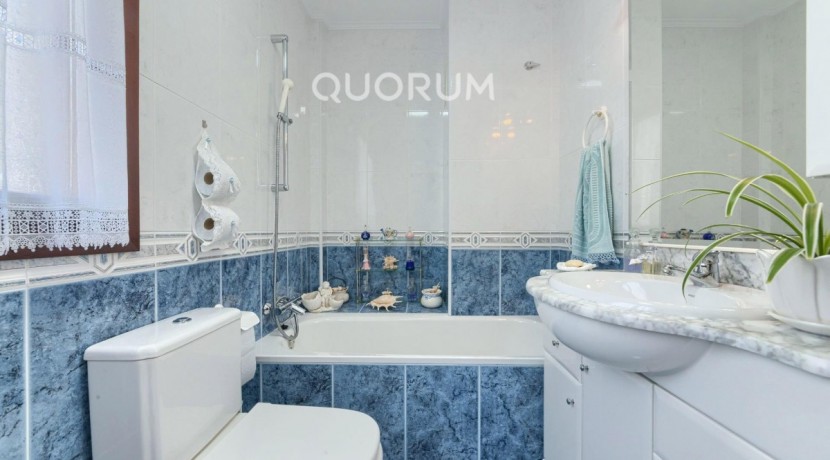 Adosado PARA ENTRAR A VIVIR De 4 Dorm. y 3 Baños Con Amplia Terraza y Garaje En Zona San Miguel