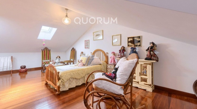 Adosado PARA ENTRAR A VIVIR De 4 Dorm. y 3 Baños Con Amplia Terraza y Garaje En Zona San Miguel
