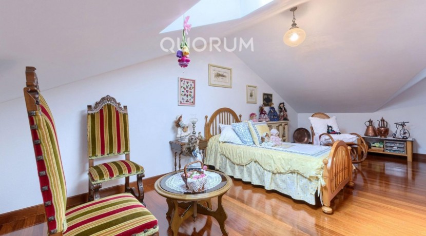 Adosado PARA ENTRAR A VIVIR De 4 Dorm. y 3 Baños Con Amplia Terraza y Garaje En Zona San Miguel
