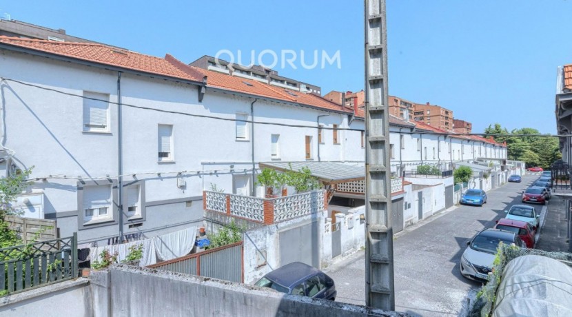 Adosado PARA ENTRAR A VIVIR De 4 Dorm. y 3 Baños Con Amplia Terraza y Garaje En Zona San Miguel