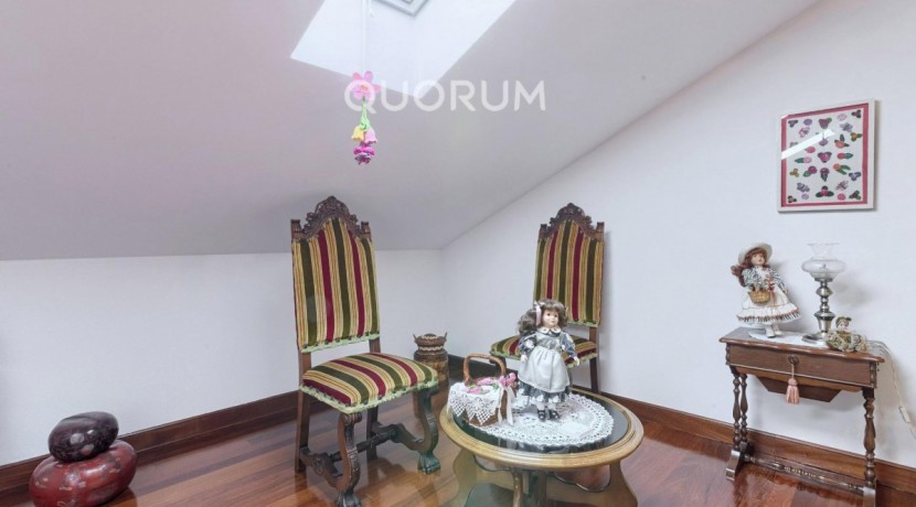 Adosado PARA ENTRAR A VIVIR De 4 Dorm. y 3 Baños Con Amplia Terraza y Garaje En Zona San Miguel