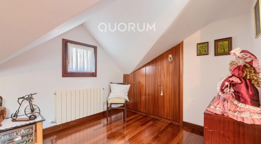 Adosado PARA ENTRAR A VIVIR De 4 Dorm. y 3 Baños Con Amplia Terraza y Garaje En Zona San Miguel