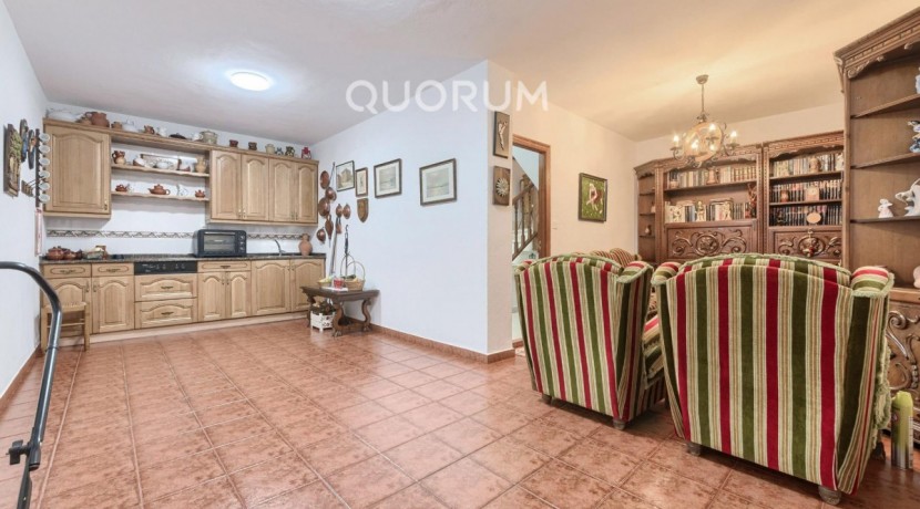 Adosado PARA ENTRAR A VIVIR De 4 Dorm. y 3 Baños Con Amplia Terraza y Garaje En Zona San Miguel