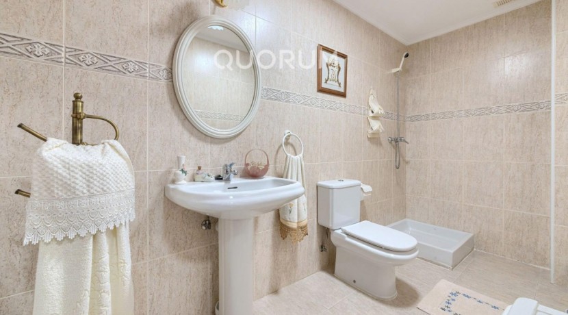 Adosado PARA ENTRAR A VIVIR De 4 Dorm. y 3 Baños Con Amplia Terraza y Garaje En Zona San Miguel