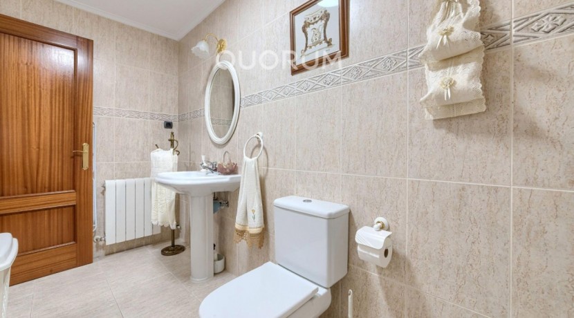 Adosado PARA ENTRAR A VIVIR De 4 Dorm. y 3 Baños Con Amplia Terraza y Garaje En Zona San Miguel