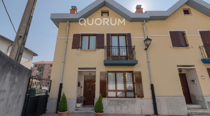 Adosado PARA ENTRAR A VIVIR De 4 Dorm. y 3 Baños Con Amplia Terraza y Garaje En Zona San Miguel