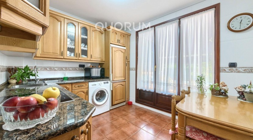 Adosado PARA ENTRAR A VIVIR De 4 Dorm. y 3 Baños Con Amplia Terraza y Garaje En Zona San Miguel
