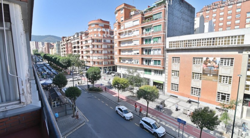 Amplia Y Céntrica Vivienda con Terraza en Doctor Areilza