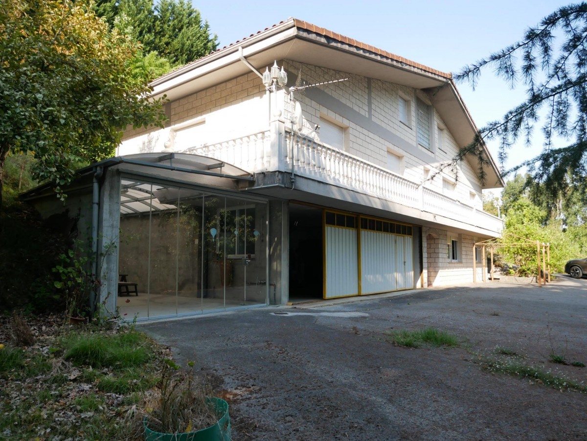 Espectacular Casa Independiente en las faldas de Ganekogorta con 6 Dorm., 2 salones, 2 cocinas, 4 baños completos, trastero, balcón, terraza y amplio garaje para dos vehículos