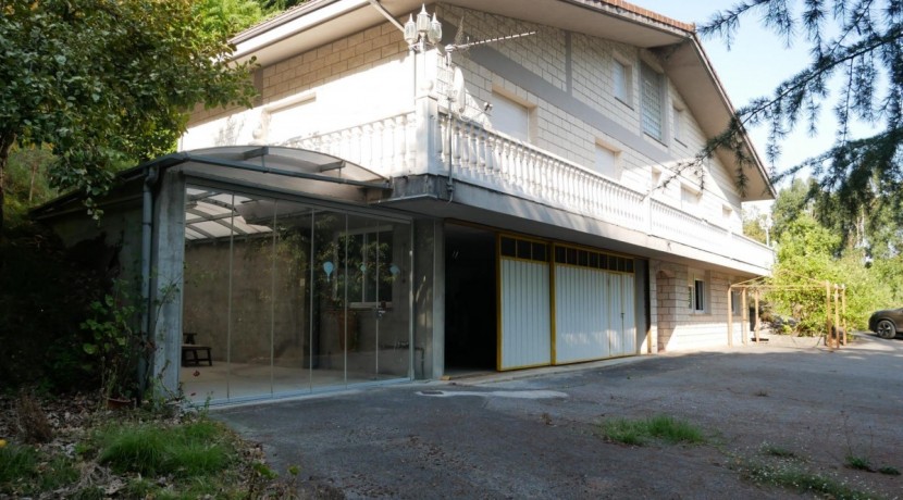 Espectacular Casa Independiente en las faldas de Ganekogorta con 6 Dorm., 2 salones, 2 cocinas, 4 baños completos, trastero, balcón, terraza y amplio garaje para dos vehículos