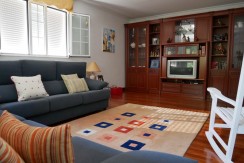 Espectacular Casa Independiente en las faldas de Ganekogorta con 6 Dorm., 2 salones, 2 cocinas, 4 baños completos, trastero, balcón, terraza y amplio garaje para dos vehículos