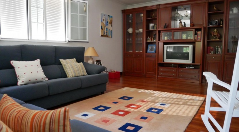 Espectacular Casa Independiente en las faldas de Ganekogorta con 6 Dorm., 2 salones, 2 cocinas, 4 baños completos, trastero, balcón, terraza y amplio garaje para dos vehículos