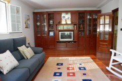 Espectacular Casa Independiente en las faldas de Ganekogorta con 6 Dorm., 2 salones, 2 cocinas, 4 baños completos, trastero, balcón, terraza y amplio garaje para dos vehículos