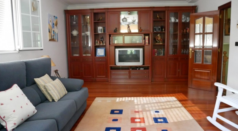 Espectacular Casa Independiente en las faldas de Ganekogorta con 6 Dorm., 2 salones, 2 cocinas, 4 baños completos, trastero, balcón, terraza y amplio garaje para dos vehículos