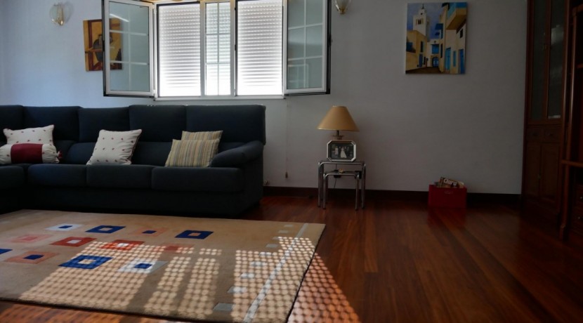Espectacular Casa Independiente en las faldas de Ganekogorta con 6 Dorm., 2 salones, 2 cocinas, 4 baños completos, trastero, balcón, terraza y amplio garaje para dos vehículos