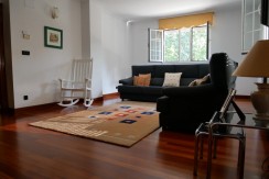 Espectacular Casa Independiente en las faldas de Ganekogorta con 6 Dorm., 2 salones, 2 cocinas, 4 baños completos, trastero, balcón, terraza y amplio garaje para dos vehículos