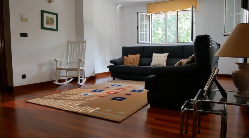 Espectacular Casa Independiente en las faldas de Ganekogorta con 6 Dorm., 2 salones, 2 cocinas, 4 baños completos, trastero, balcón, terraza y amplio garaje para dos vehículos