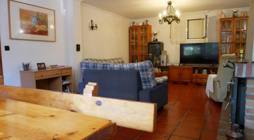 Espectacular Casa Independiente en las faldas de Ganekogorta con 6 Dorm., 2 salones, 2 cocinas, 4 baños completos, trastero, balcón, terraza y amplio garaje para dos vehículos