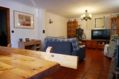 Espectacular Casa Independiente en las faldas de Ganekogorta con 6 Dorm., 2 salones, 2 cocinas, 4 baños completos, trastero, balcón, terraza y amplio garaje para dos vehículos