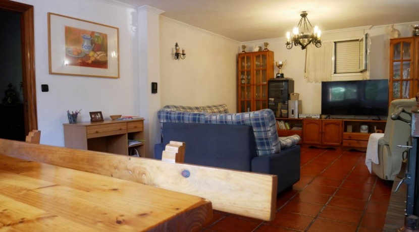 Espectacular Casa Independiente en las faldas de Ganekogorta con 6 Dorm., 2 salones, 2 cocinas, 4 baños completos, trastero, balcón, terraza y amplio garaje para dos vehículos