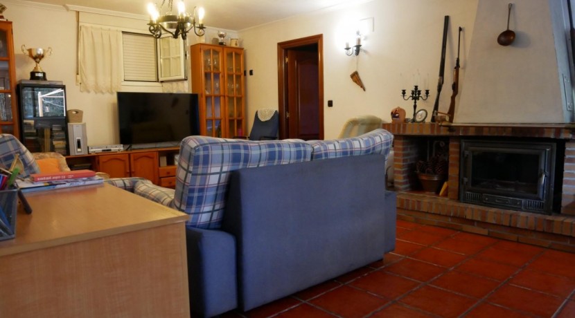 Espectacular Casa Independiente en las faldas de Ganekogorta con 6 Dorm., 2 salones, 2 cocinas, 4 baños completos, trastero, balcón, terraza y amplio garaje para dos vehículos
