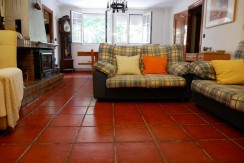 Espectacular Casa Independiente en las faldas de Ganekogorta con 6 Dorm., 2 salones, 2 cocinas, 4 baños completos, trastero, balcón, terraza y amplio garaje para dos vehículos