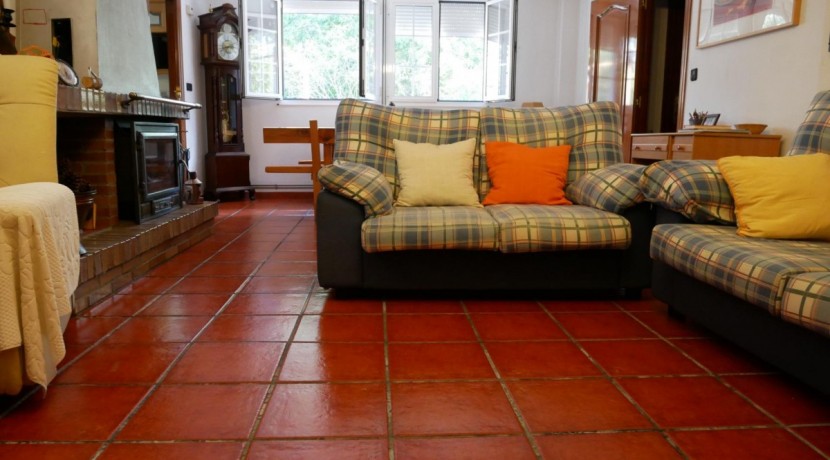 Espectacular Casa Independiente en las faldas de Ganekogorta con 6 Dorm., 2 salones, 2 cocinas, 4 baños completos, trastero, balcón, terraza y amplio garaje para dos vehículos