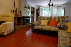Espectacular Casa Independiente en las faldas de Ganekogorta con 6 Dorm., 2 salones, 2 cocinas, 4 baños completos, trastero, balcón, terraza y amplio garaje para dos vehículos