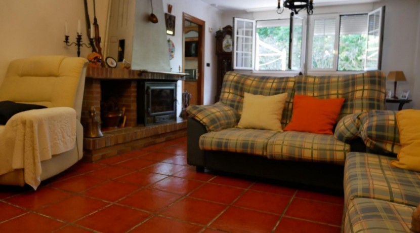 Espectacular Casa Independiente en las faldas de Ganekogorta con 6 Dorm., 2 salones, 2 cocinas, 4 baños completos, trastero, balcón, terraza y amplio garaje para dos vehículos