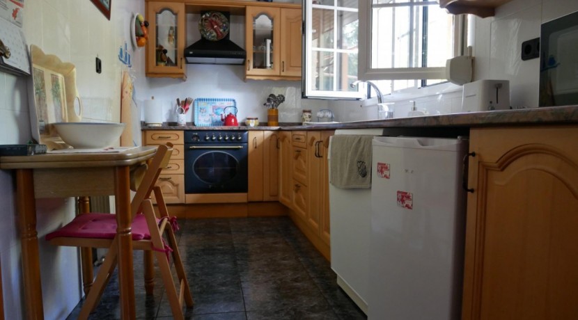 Espectacular Casa Independiente en las faldas de Ganekogorta con 6 Dorm., 2 salones, 2 cocinas, 4 baños completos, trastero, balcón, terraza y amplio garaje para dos vehículos