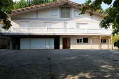 Espectacular Casa Independiente en las faldas de Ganekogorta con 6 Dorm., 2 salones, 2 cocinas, 4 baños completos, trastero, balcón, terraza y amplio garaje para dos vehículos