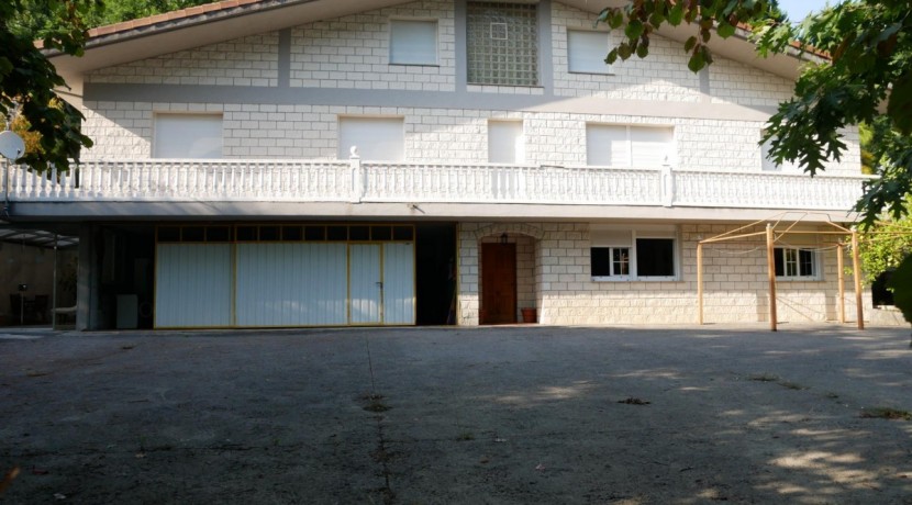 Espectacular Casa Independiente en las faldas de Ganekogorta con 6 Dorm., 2 salones, 2 cocinas, 4 baños completos, trastero, balcón, terraza y amplio garaje para dos vehículos