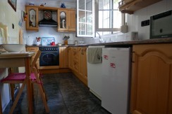 Espectacular Casa Independiente en las faldas de Ganekogorta con 6 Dorm., 2 salones, 2 cocinas, 4 baños completos, trastero, balcón, terraza y amplio garaje para dos vehículos