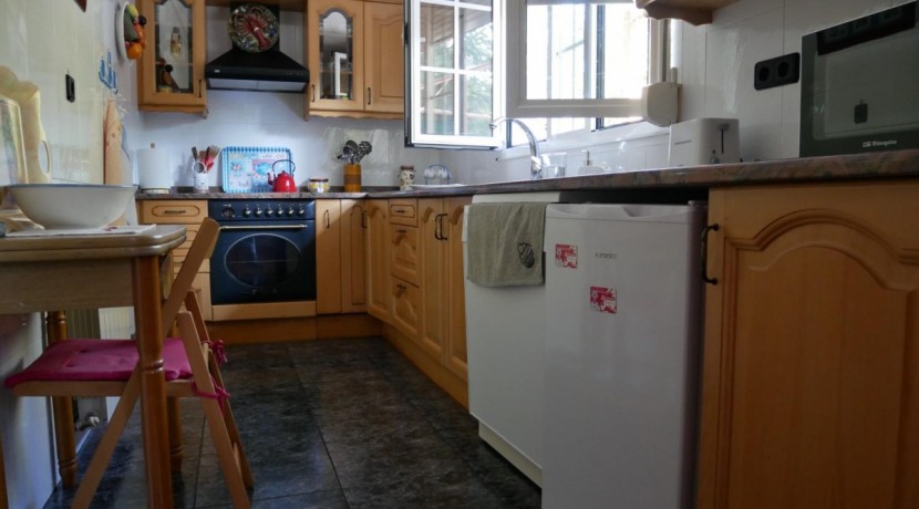 Espectacular Casa Independiente en las faldas de Ganekogorta con 6 Dorm., 2 salones, 2 cocinas, 4 baños completos, trastero, balcón, terraza y amplio garaje para dos vehículos